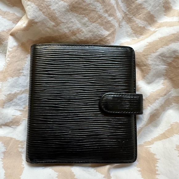 Louis Vuitton epi leather wallet. Perfect condition. - Picture 2 of 10